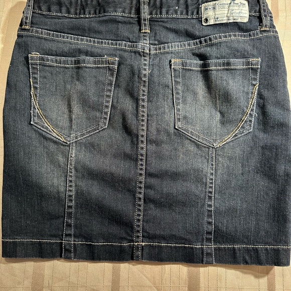Converse One Star denim mini skirt in a woman’s 6. - Picture 4 of 6